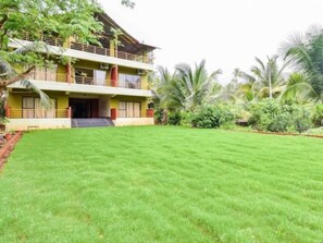 Front of property - Laguna Beach Resort Murud (Dapoli)