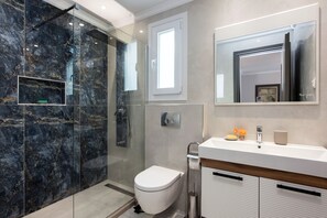 Dusche, Haartrockner, Handtücher