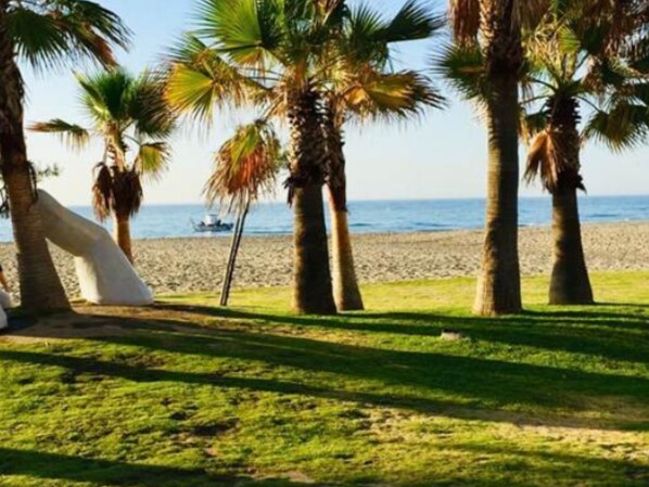 Ranta lähistöllä, rantapyyhkeitä