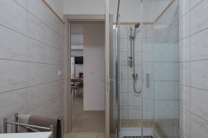 Dusche, Haartrockner, Bidet, Handtücher