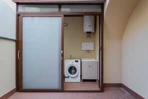 Interior - Roomy and cozy 112 smq apartment in the historical center of Catania, a few steps from the main points of interest of the city. 5 minutes on foot from Teatro Romano, 9 min from Piazza Duomo and 10 min from Basilica della Collegiata.The property located o (Catania)