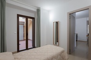 3 bedrooms, desk, iron/ironing board, bed sheets - Roomy and cozy 112 smq apartment in the historical center of Catania, a few steps from the main points of interest of the city. 5 minutes on foot from Teatro Romano, 9 min from Piazza Duomo and 10 min from Basilica della Collegiata.The property located o (Catania)