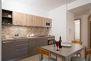 Microwave, oven, stovetop, cookware/dishes/utensils - GuestHost - Roomy and cozy 112 smq apartment in the historical center of Catania, a few steps from the main points of interest of the city. 5 minutes on foot from Teatro Romano, 9 min from Piazza Duomo and 10 min from Basilica della Collegiata.The proper (Catania)