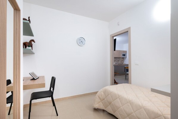 3 habitaciones, escritorio y tabla de planchar con plancha 