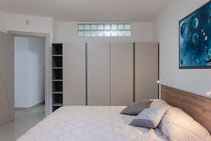 3 habitaciones, escritorio y tabla de planchar con plancha 