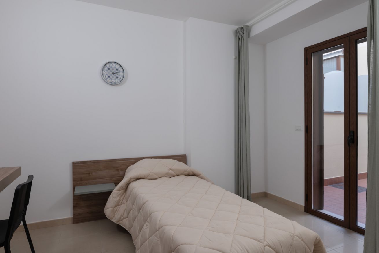 3 dormitorios, escritorio, tabla de planchar con plancha y ropa de cama