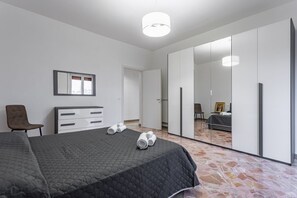 3 habitaciones, tabla de planchar con plancha, wifi y ropa de cama 