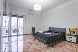 3 habitaciones, tabla de planchar con plancha, wifi y ropa de cama 