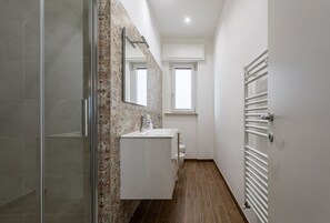 Bruser, hårtørrer, bidet, håndklæder