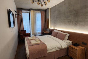 Premium bedding, minibar, in-room safe, individually furnished - Aleksandr Pera Hotel (Istanbul)