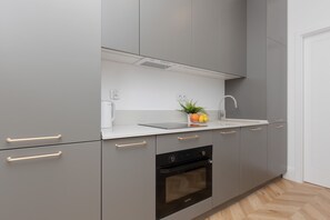 Kühlschrank, Mikrowelle, Ofen, Herdplatte