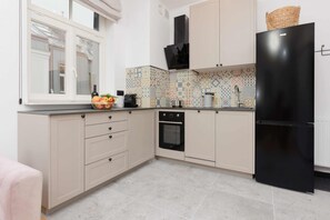 Fridge, oven, stovetop, dishwasher