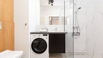 Een douche, gratis toiletartikelen, handdoeken, zeep