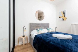 Tabla de planchar con plancha, wifi y ropa de cama 