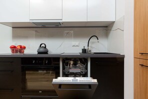 Kjøleskap, ovn, kokeplater og oppvaskmaskin