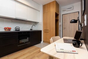 Fridge, oven, stovetop, dishwasher