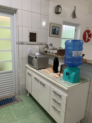 Fridge, microwave, stovetop, blender - Cozy townhouse in gated community for families - strategic point in Enseada (Guarujá)