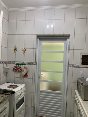 Fridge, microwave, stovetop, blender - Cozy townhouse in gated community for families - strategic point in Enseada (Guarujá)