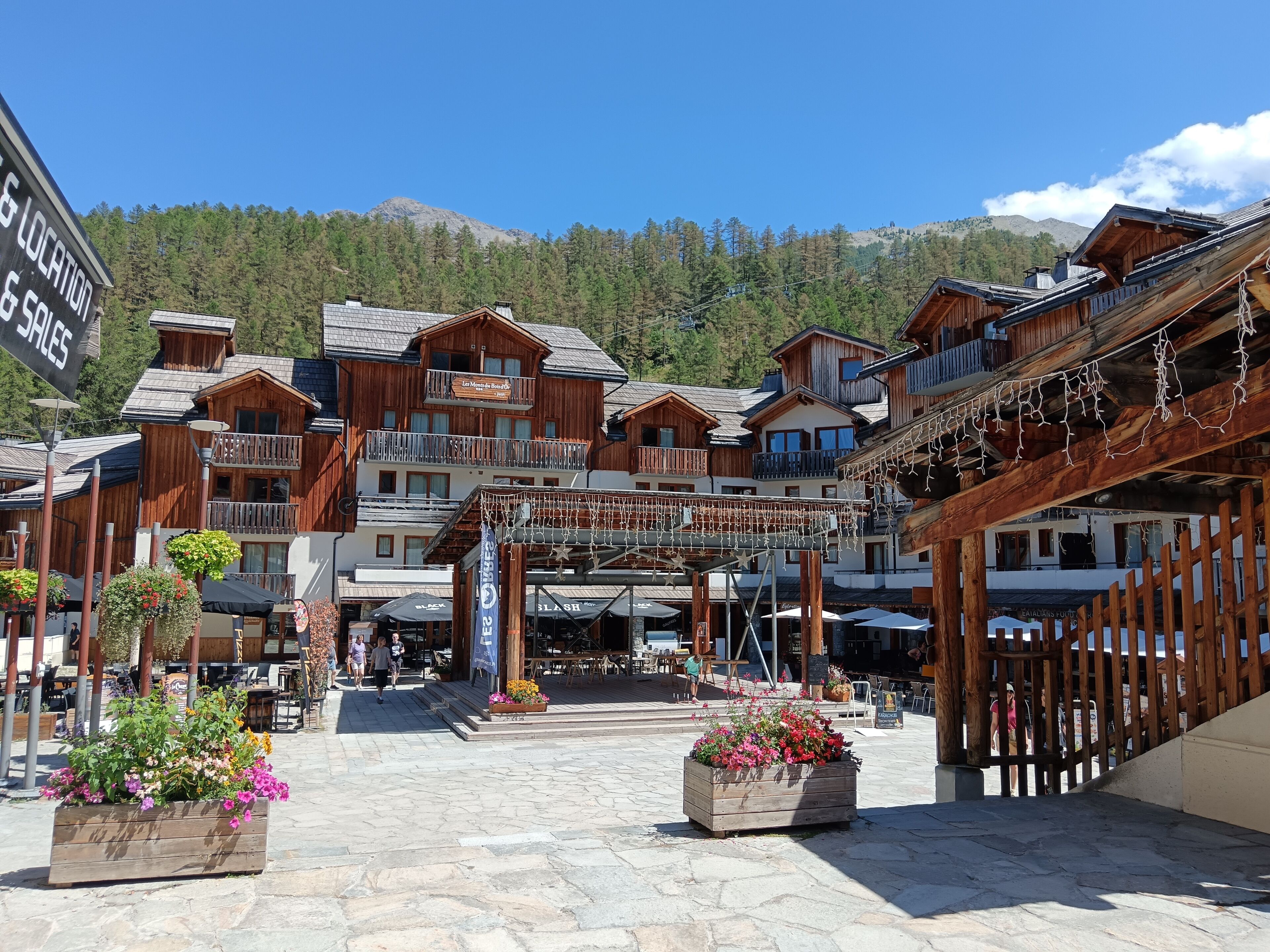 Un edificio de madera con balcones y un letrero que dice 'Les Montets de France'.