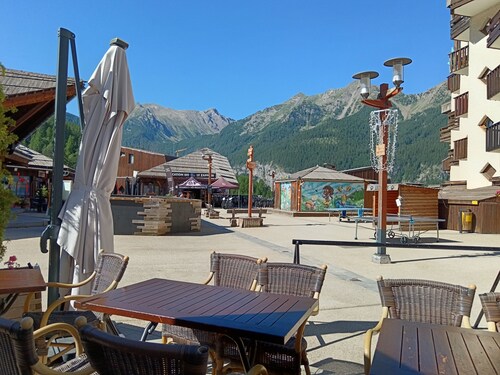 Bas de chalet de standing à 50m de la piscine  calme superbe vue montagne 