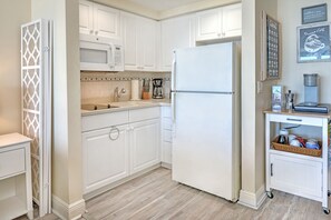 Refrigerador, microondas, placa de cocina, cafetera/tetera