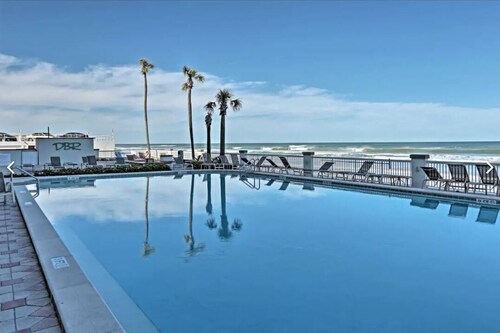 720- 1BR Oceanfront Condo • Balcony & Beach Access