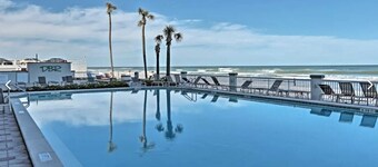 720- 1BR Oceanfront Condo • Balcony & Beach Access