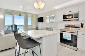 冷蔵庫、電子レンジ、オーブン、コンロ