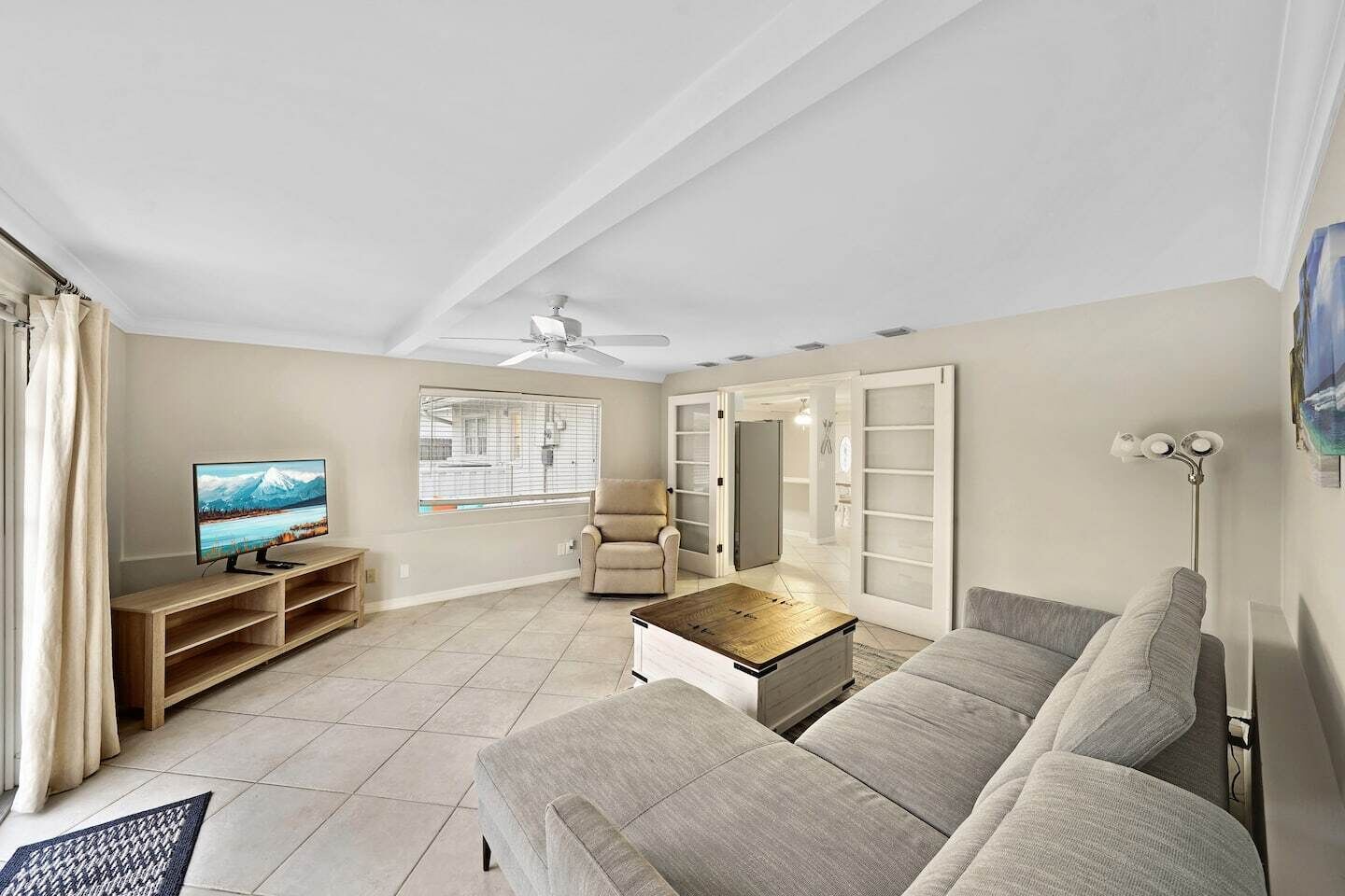 智能电视、办公室