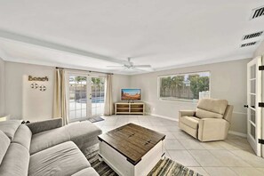 Smart TV, offices - Home w/pool By Dream Vacation unit DFS (Deerfield Beach)