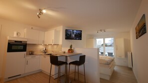 Een koelkast, een magnetron, een oven, een kookplaat