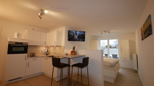 Kühlschrank, Mikrowelle, Ofen, Herdplatte
