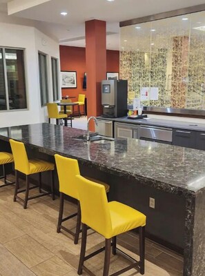 Dining - Modern spacious 2 bedroom apt nestled downtown (Indianapolis)