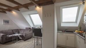 Een modern loft appartement met keuken, eetruimte en woonoppervlak.