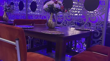 Café da manhã com buffet grátis todos os dias