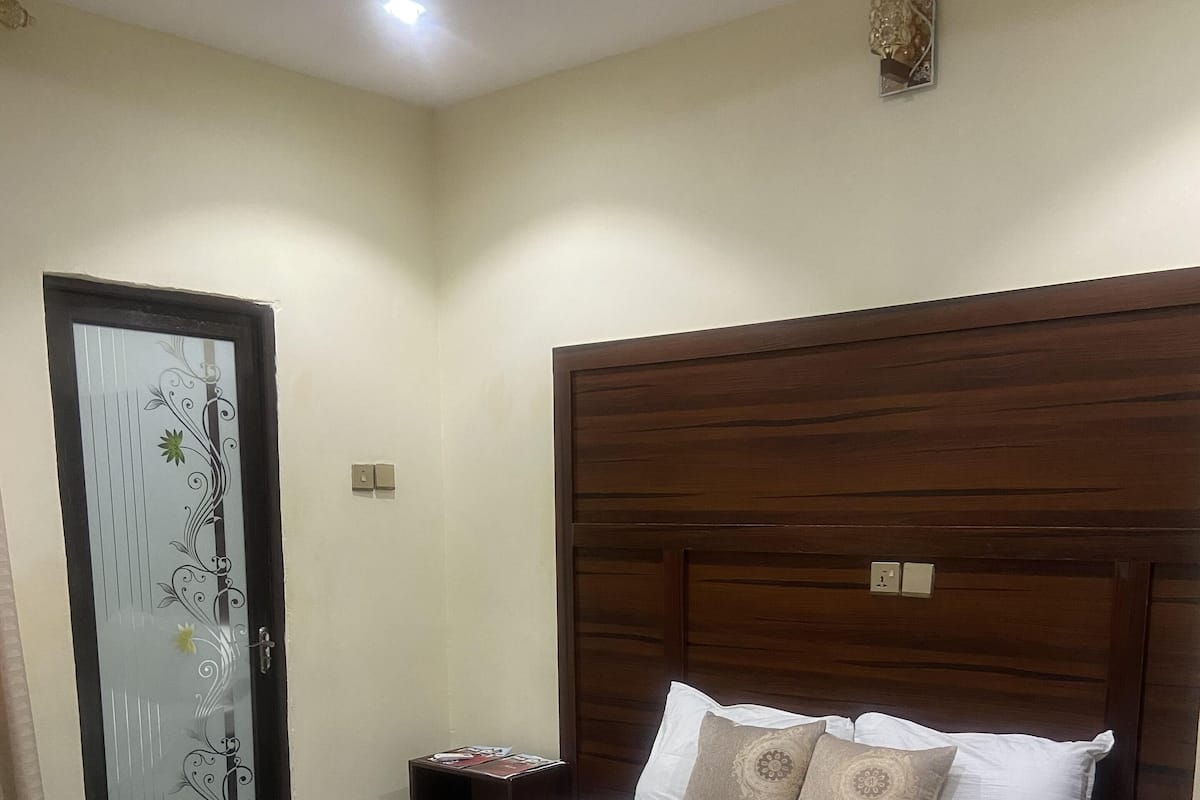 1 Schlafzimmer, hochwertige Bettwaren, Betten mit Memory-Foam-Matratzen
