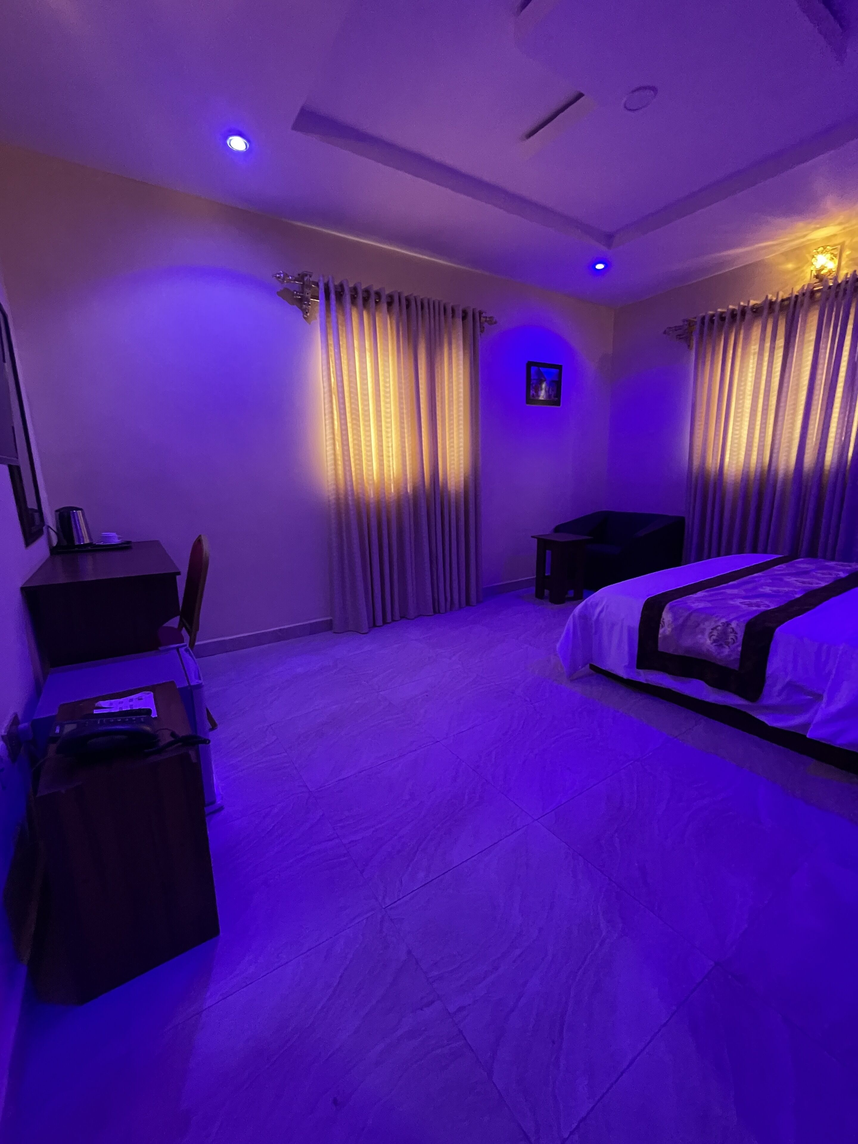 Ein Schlafzimmer mit Bett, Schreibtisch und Stuhl.