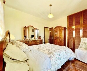 4 bedrooms, in-room safe, desk, iron/ironing board