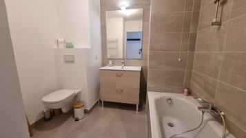 Banyera, assecador de cabells i tovalloles