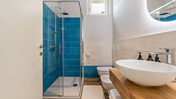 Dusche, Haartrockner, Handtücher