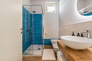 Dusche, Haartrockner, Handtücher