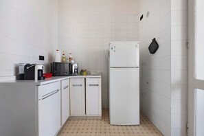 Wasserkocher mit Kaffee-/Teezubehör, Kühlschrank, Mikrowelle, Ofen
