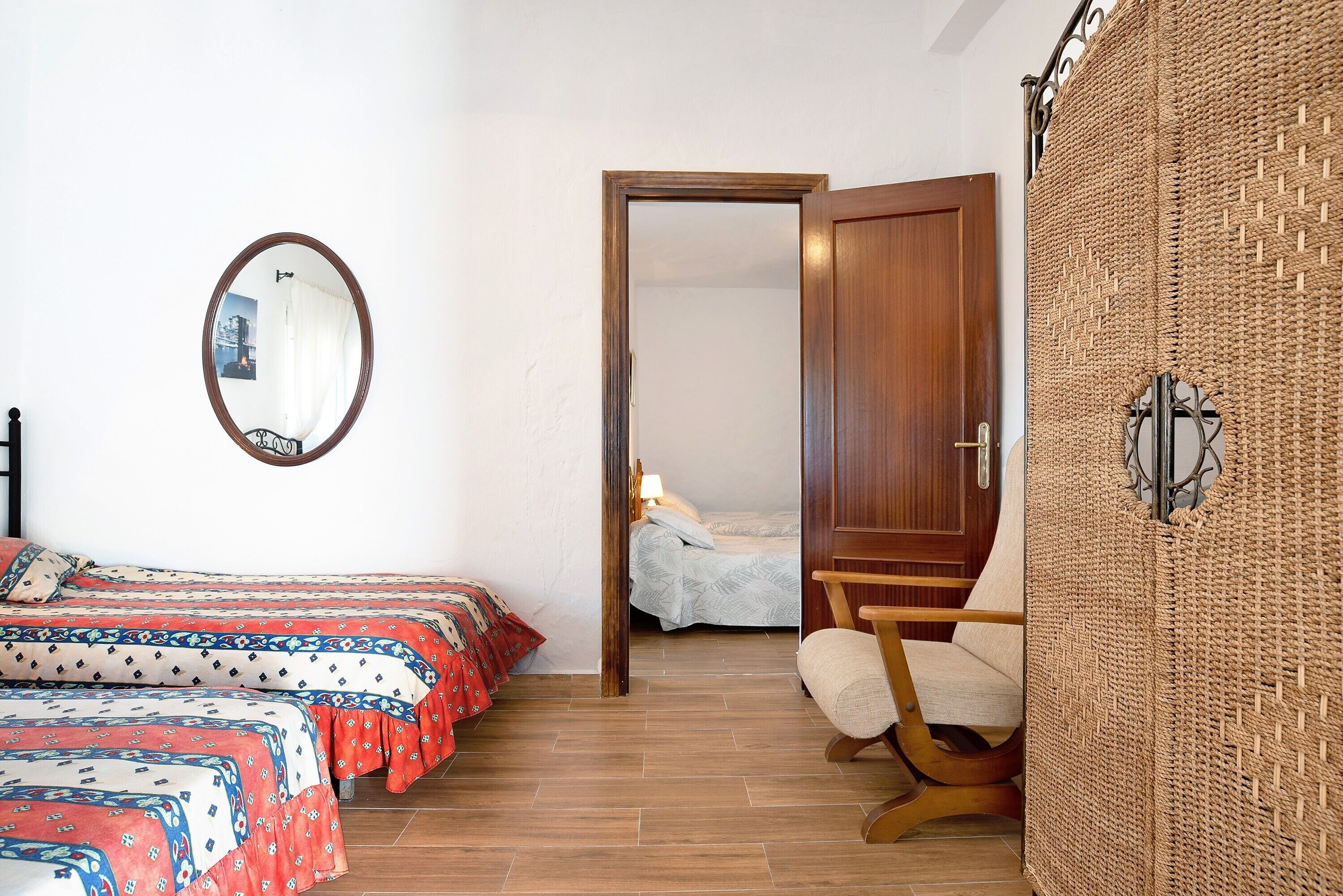 3 habitaciones, tabla de planchar con plancha, wifi y ropa de cama 