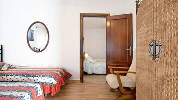 3 habitaciones, tabla de planchar con plancha, wifi y ropa de cama