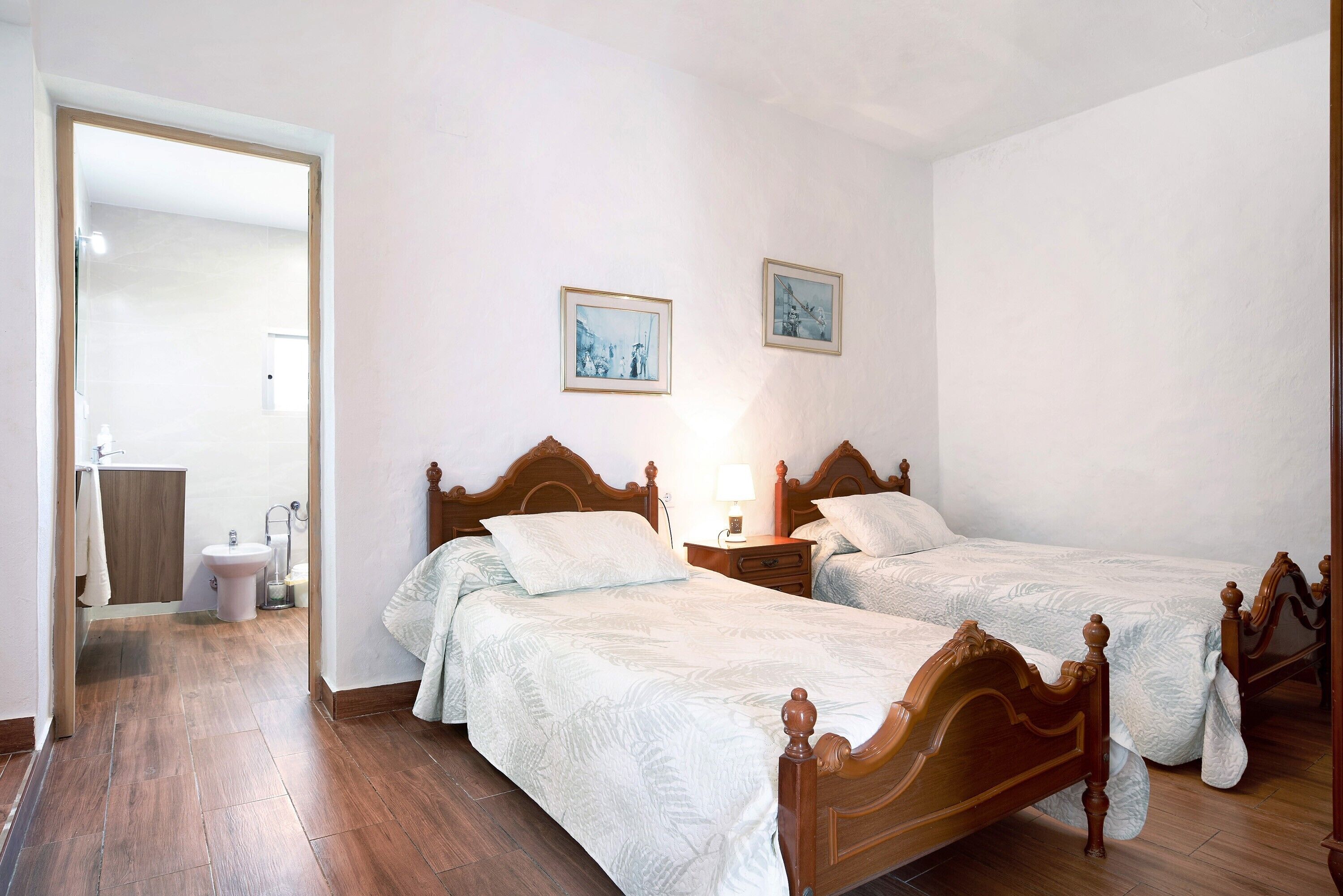 3 chambres, fer et planche à repasser, Wi-Fi, draps fournis