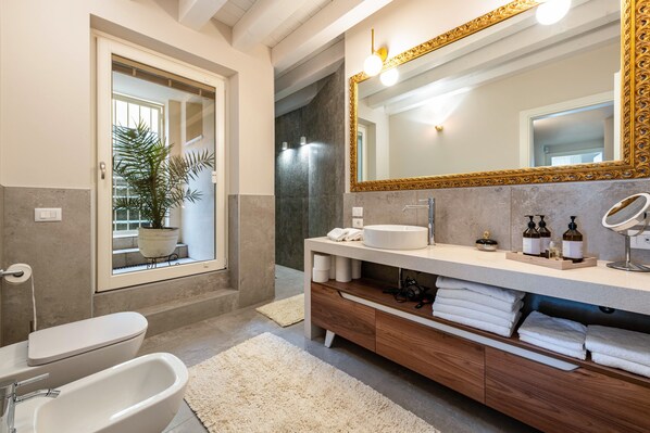 Tina, amenidades de baño gratuitas, secadora de cabello, toallas