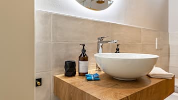 Een douche, een haardroger, handdoeken