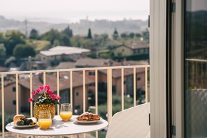 Outdoor dining - Apartment "Cavalino Boutique 2" with Lake View, Terrace & Wi-Fi (Cavaion Veronese)