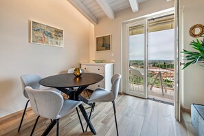 Dining - Apartment "Cavalino Boutique 2" with Lake View, Terrace & Wi-Fi (Cavaion Veronese)