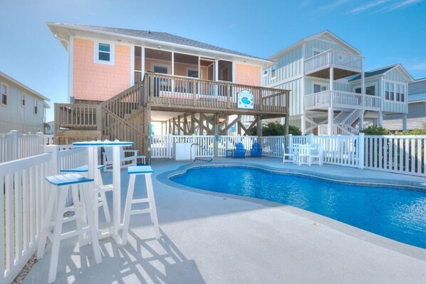 A heated pool - 4BR/3BA Home - 2nd Row, Ocean Views, Steps to Beach, Pool w/ Heating, Sleeps 10 (Oak Island)